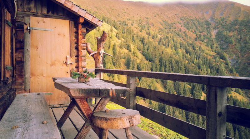Terrasse en bois d'un chalet à la montagne